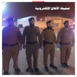 أعضاء فريق بناء التطوعي يقدمون إهداء لرجال الأمن