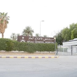 بلدية الأحمر تستكمل إنارة طريق الأفلاج