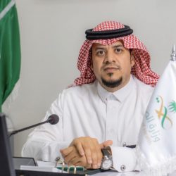 شاهد.. لجنة الأفلاج تكرّم خياطين يمني وهندي قدّما 2800 كمامة هدية للأهالي