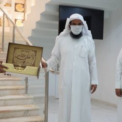 بالصور.. “تعليم الأفلاج” يخصص ركناً للتعقيم وتوزيع الكمامات