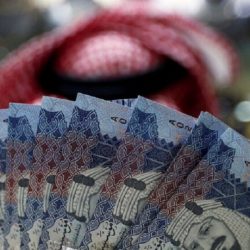 الأفلاج.. سيارة ووظيفة مكافأةً لشاب فُصِل من وظيفته بعد إبلاغه عن تحرش زميله بالمتسوقات