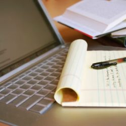 ابتدائية أنس بن مالك بالأفلاج تزور طلابها المتميزون في منازلهم وتكرمهم