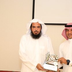 لجنة الأفلاج تكرّم مواطنًا تطوع 25 عامًا في غسيل الموتى