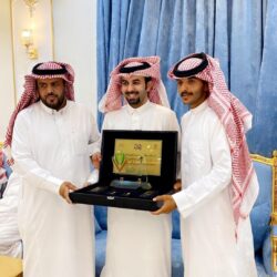 شاهد: لجنة تنمية الأفلاج تكرم مدير شرطة الأفلاج قبل ٤٠ عاماً..