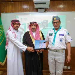 مدير تنمية الأفلاج يُكرم رجل الأعمال آل بازع