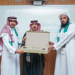 الدكتور الفهد يكرم رجل الأعمال ناصر آل بازع نظير جهوده في دعم كشافة الأفلاج في الحج