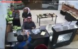 بالفيديو .. الاستيلاء على مبلغ مالي بطريقة احترافية من أحد محلات اﻷفلاج التجارية
