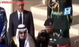 ​الملك سلمان ​يعتذر إلى “أوباما” في ساحة المطار لتأدية صلاة العصر