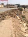 مواطن يقوم بعمل عقم ترابي لخطورة طريق في الغيل بالأفلاج