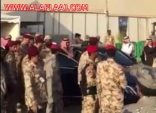 محمد بن نايف يعود من سيارته تلبيةً لطلب أحد الجنود