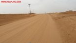 بالصور .. الرمال الزاحفة تهدِّد بعزل الهمجة وما حولها