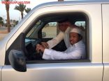 الطالب عبود مخاطباً كرسيه المتحرك بعد سيارته الفاخرة  “وداعية يا آخر لحظة تجمعنا”