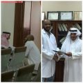 مدير تعليم اﻷفلاج يزور رئيس الوحدة المدرسية في مكتبه ويقدم له خطاب شكر ويثمن موقفه اﻹنساني النبيل