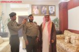 محافظ اﻷفلاج يقلد مساعد مدير شعبة الجوازات رتبته الجديدة