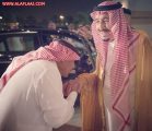 صورة للأمير مقرن يقبل يد خادم الحرمين الشريفين تحظى بإعجاب المغردين