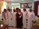 محافظ الأفلاج يسلم المتسابقين في سباق الخيل مكافأتهم بدعم الشيخ محمد بن ناصر البشر