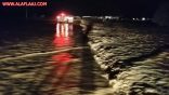 بالصور السيول تقطع طريق الأحمر – الجويفا – مكه