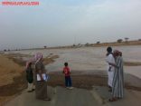 طلاب الرقاشية: على ضفاف بحيرات اﻷمطار وجريان السيول لم ينسو الدراسة