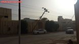 بالصور : إثر سقوط عامود بالقرب من أحد المنازل  أعمدة الكهرباء تحتاج صيانة