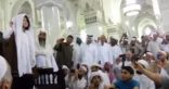 بالفيديو.. معتمرون يجتمعون حول طفل بالحرم المكي
