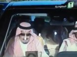 بالفيديو.. الملك سلمان يستغل سفره من جدة لمكة في قراءة القرآن
