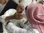 بالصور.. عضو “هلالي” ولاعب “نصراوي” ينتهي بهما الحال نزيلين بدار المسنين.. والنعيمة يتأثر لرؤيتهما