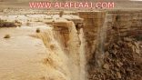 بالصور سيول وشلالات الأحمر تجذب الأهالي