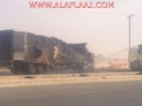 إشتعال النيران في شاحنة بالكامل
