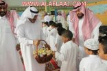 الزايد يشارك طلاب الإبتدائي بالأفلاج اسبوعهم التمهيدي ويوزع عليهم الحلوى والكتب