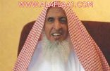 مفتي المملكة يروي موقفاً لوالدته عندما كان طفلاً يكشف عطفها وفضلها (فيديو)