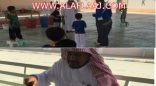 مرشد طلابي بالأفلاج يتحامل على مرضه ويستقبل طلابه على عصا
