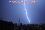 باحث فلكي يوثّق بكاميرته مراحل صاعقة عنيفة ضربت برجاً للاتصالات قرب الحرم المكي (صور)