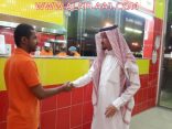 مدير مكتب العمل في محافظة الأفلاج يقوم بزيارة خاصة لمطعم وجبات سريعة يعمل به شابين سعوديين
