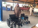 كراسي متحركة لكبار السن ولذوي الاحتياجات الخاصة أمام اللجان الانتخابية بالأحمر