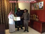 محافظ الأفلاج المكلف يكرّم الجندي أول محمد المجادعة