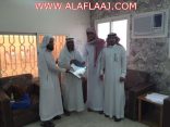 ثانوية الملك فهد تكرم أحد طلابها لموقفه الإنساني لمرافقة زميله في المستشفى