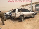 إصابة ثلاثيني ارتطم في سيارات رجال أمن في نقطة التفتيش