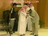 صور مؤثرة للحظة التقاء أحد العائدين من غوانتانامو بعائلته