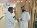 مدير تعليم الأفلاج يطمئن على قائد المدرسة تعرض لطعن على يد طالب