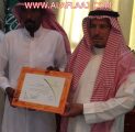 محافظ الأفلاج يسلم تصريح متحف الأفلاج