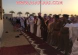 بالصور محافظ الأفلاج يتقدم المصلين لصلاة عيد الفطر المبارك