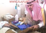 محافظ الأفلاج يعايد المرضى المنومين