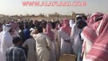 بالصور : أهالي الأفلاج يشيعون جنازة المقيم ناصر ومدير مكتب العمل يقدم لهم التعازي