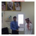 مدير المعهد الصناعي يسلم الشغاثرة شهادة شكر وتقدير