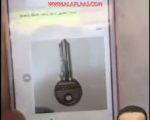 مواطن يبتكر طريقة مجنونة لفتح باب المنزل بعدما نسي المفتاح بالفيديو
