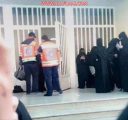 بالفيديو والصور : لحظة دخول الشرطة والإسعاف إلى كلية للبنات لفض شجار عنيف بين الطالبات وإسعاف المصابات