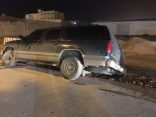 شاهد.. مخلفات شركة مقاولات تصطاد 5 سيارات بالأفلاج