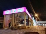 بالصور : الأمطار تسقط أعمدة الإنارة و تكسر زجاج المحلات التجارية بالأفلاج