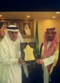 رئيس بلدية الأفلاج يكرم الشيخ ناصر آل بازع