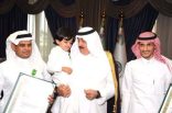 بالصور : الأمير متعب بن عبدالله يُقلد ابن الشهيد علي النتيفات وسام الملك عبدالعزيز